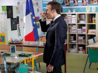 El presidente Macron antes de la entrevista televisiva en un aula de la escuela del pueblo de Berd'huis