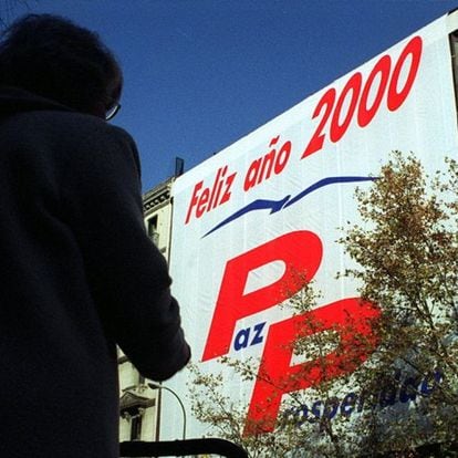 Pancarta gigante en la fachada de la sede del PP en calle Génova de Madrid, en 1999. 