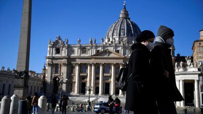 Varias personas caminan en la plaza de San Pedro del Vaticano, el 12 de enero pasado.