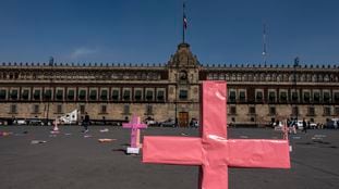 Cruces rosas, en el Zócalo de Ciudad de México durante las protestas del domingo.