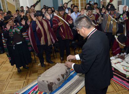 Fotografía cedida por la Agencia Boliviana de Información (ABI) del ministro de Exteriores boliviano, Fernando Huanacuni, en la entrega de la huella humana pétrea más antigua del mundo.