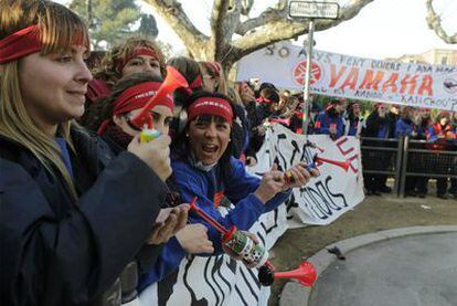 Los trabajadores de Yamaha en la manifestación que organizaron ayer a las puertas del Parlament contra el cierre de la fábrica.