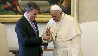 El papa Francisco recibe al presidente Juan Manuel Santos.
