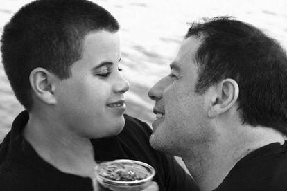 Foto familiar de John Travolta con su hijo Jett, que falleció en 2009 tras sufrir una caída y golpearse la cabeza durante las vacaciones familiares.
