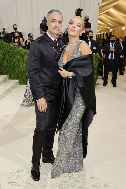 Una de las parejas del momento: el director Taika Waititi y la artista Rita Ora, vestida de Prada.