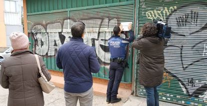 Un agente de la Policía Municipal de Madrid precinta la popular Galería de La Elipa.