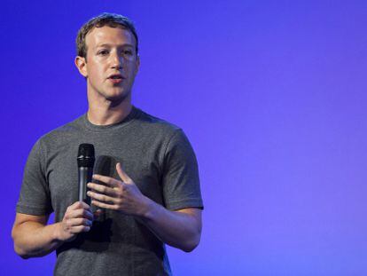 Mark Zuckerberg, con su característica camiseta gris.