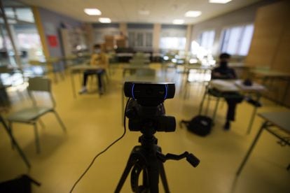 Una cámara transmite una clase por videoconferencia, en un colegio de Madrid.
