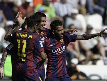 Neymar, Messi, Luis Suárez y Alves se abrazan tras uno de los goles del Barça frente al Córdoba. 