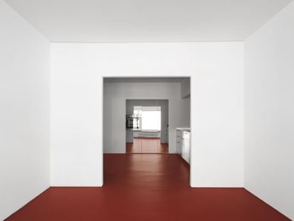 La casa Lara, proyecto de Hanghar, se compone de cuatro cuartos genéricos, revestidos con suelos de linóleo sin juntas y paredes-espejo que expanden (y distorsionan) los límites del espacio.