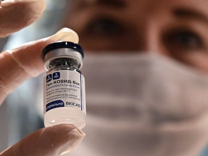 Un médico con vacuna rusa Sputnik contra coronavirus