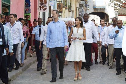 Don Felipe con la clásica guayabera y doña Letizia, de Carolina Herrera, por las calles de La Habana.