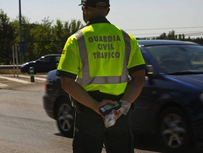 Un guardia civil de Tráfico, en una imagen de archivo.
