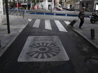 Logo de Madrid Central en una calle de Madrid. 