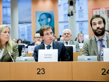 En el centro, el alcalde de Madrid, José Luis Martínez-Almeida, y el ministro de Economía, Carlos Cuerpo.