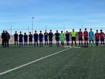 Los jugadores del Camarles y del Santa Bàrbara durante el minuto de silencio previo al partido de este domingo.