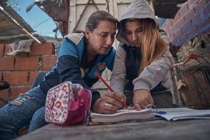 En el 6% de las familias de Argentina, uno de los menores abandonó la escuela durante 2020. En la imagen, una madre ayuda a su hija con los deberes.