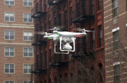 Un drone volando en Manhattan.
