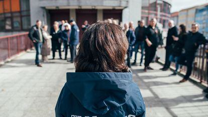 Varios trabajadores concentrados a la entrada de la estación de autobuses de Ferrol, este viernes.