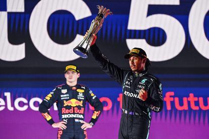 Lewis Hamilton levanta el trofeo de campeón de la carrera de este pasado domingo, con Verstappen a la izquierda.