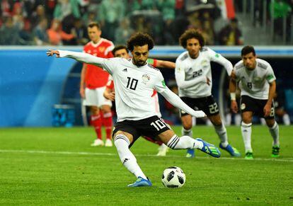 El jugador egipcio Mohamed Salah lanza desde los once metros.