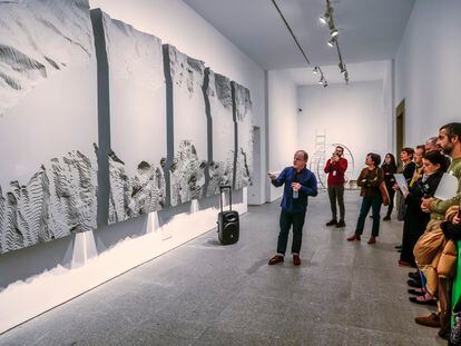Ibon Aranberri explica su obra 'Mar del Pirineo' (2006), este martes en la inauguración de la exposición 'Vista parcial'.