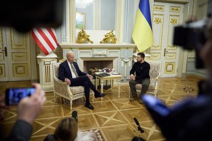 El mandatario ucranio ha revelado que ha hablado con su homólogo de armas de largo alcance y armas “que aún podrían ser suministradas a Ucrania”, sin aclarar cuántas. En la imagen, Joe Biden (a la izquierda) y Volodímir Zelenski conversan en el palacio presidencial de Kiev.