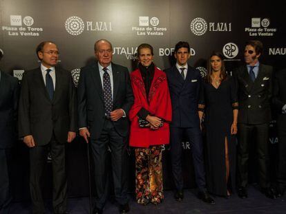 El Rey Don Juan Carlos y la Infanta Elena, acompañados por el presidente del Senado (segundo por la izquierda) y representantes del mundo taurino.