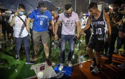 Aficionados pisotean las camisetas de LeBron James en Hong Kong.