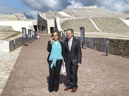 Los conselleiros de Facenda, Elena Muñoz, y Cultura, Xesús Vázquez, ayer en el Gaiás.