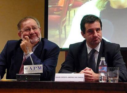 David Cierco (derecha) y González Urbaneja durante el acto que ha tenido lugar en la APM.