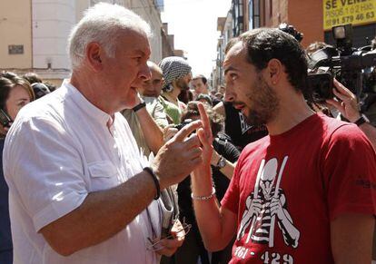 Algunos indignados han arremetido contra el coordinador de IU, Cayo Lara.