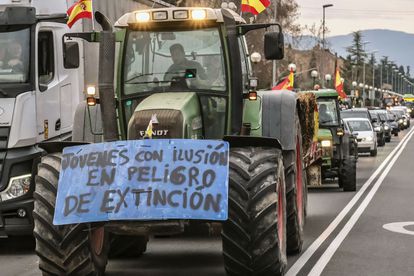 Agricultores riojanos llevan su protesta a las puertas de la Delegación de Gobierno de La Rioja en Logroño.