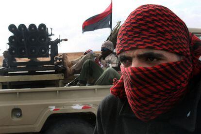 Rebeldes libios se preparan para marchar desde Ajdabiya al frente en Brega