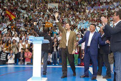 Mariano Rajoy saluda a los asistentes al mitin que celebró ayer en la plaza de toros de Pontevedra.
