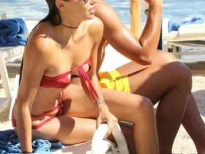 Adriana Lima y Sami Khedira en una playa de Mikonos (Grecia).