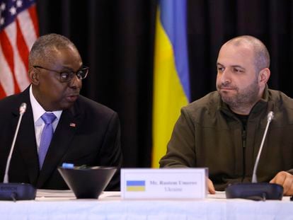 El secretario de Defensa de EE UU, Lloyd Austin, junto al ministro de Defensa de Ucrania, Rustem Umjerow, este martes en Ramstein, Alemania.