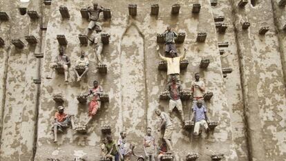 Fachada de la gran mezquita de Djenné, hecha de barro, en Malí.