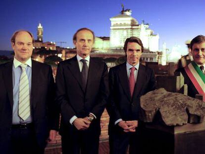 De izquierda a derecha, Jos&eacute; Luis Rueda, el ministro de Pol&iacute;tica Comunitaria de Italia, Jos&eacute; Mar&iacute;a Aznar y el alcalde de Roma, en la inauguraci&oacute;n de una exposici&oacute;n de Gerardo Rueda en 2010, en Roma.  