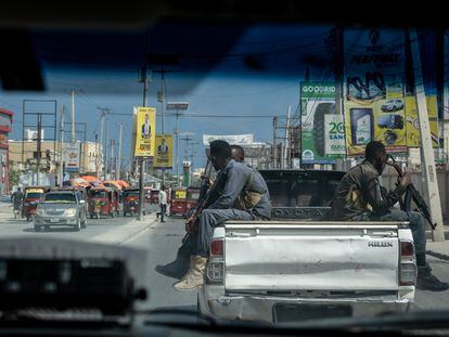 Guardias armados escoltan a los extranjeros que visitan Mogadiscio, capital de Somalia, el 10 de noviembre de 2022. Los vehículos blindados son necesarios debido al riesgo constante de ataque de los militantes islamistas de Al Shabaab, vinculados a Al Qaeda.