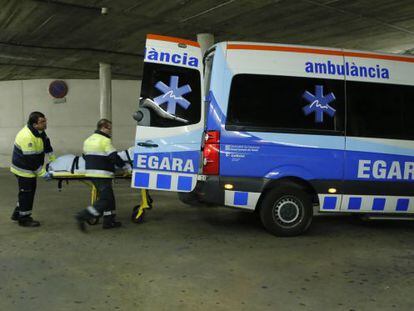 Dos sanitarios junto a una ambulancia en Terrassa