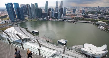 Varios jóvenes pasean por Singapur.