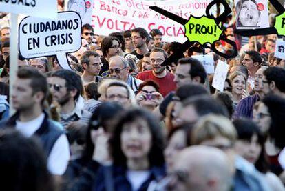 Varios miles de valencianos ayer, en la manifestación bajo el lema <i>Democracia real ya</i>, celebrada en Valencia.