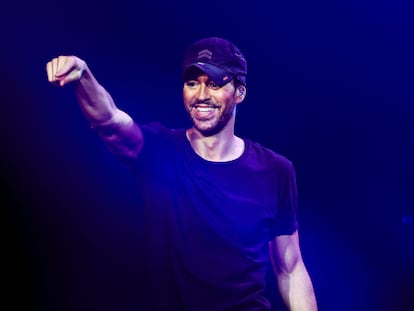 Enrique Iglesias durante un concierto en el Crypto.com Arena de Los Ángeles, California, el 30 de noviembre 2023.