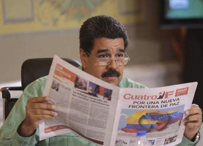 Maduro lee un periódico oficialista durante su programa semanal.