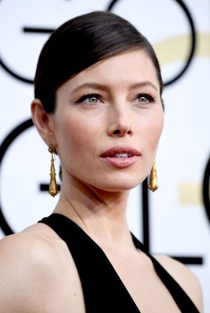 Jessica Biel, con maquillaje natural y un moño bajo.