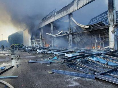 Bomberos junto al centro comercial de Kremenchuk atacado por misiles rusos, en una imagen cedida por los servicios de emergencia ucranios.