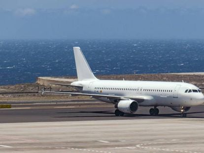 Pista de aterrizaje en el Aeropuerto de Tenerife del Sur. 