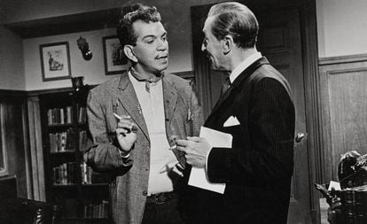 Cantinflas (izquierda) y Ángel Garasa, en 'El analfabeto' (1961).