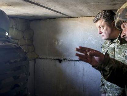 El presidente Poroshenko en una visita militar. 